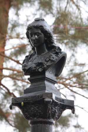 Statue-of-Marianne
